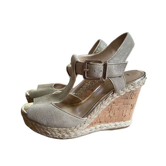 ANTONIO MELANI MAREE T-STRAP
GOLD WEDGE size 9 - Picture 3 of 16